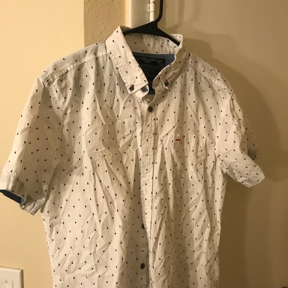 Three short sleeve large button up tees - Picture 2 of 4